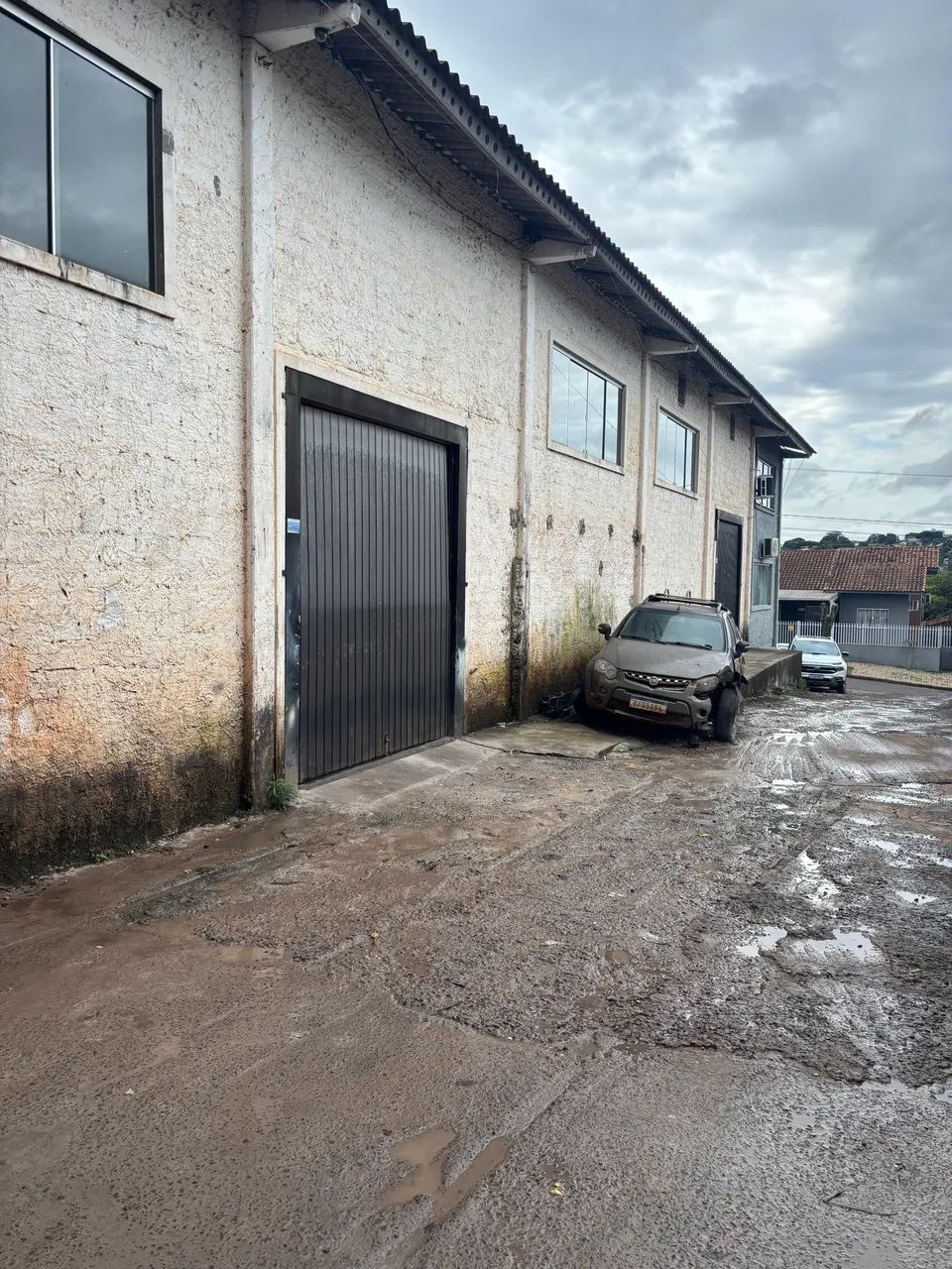 Barracão 300m no centro 2 banheiros e 1 escritório  - Foto 2