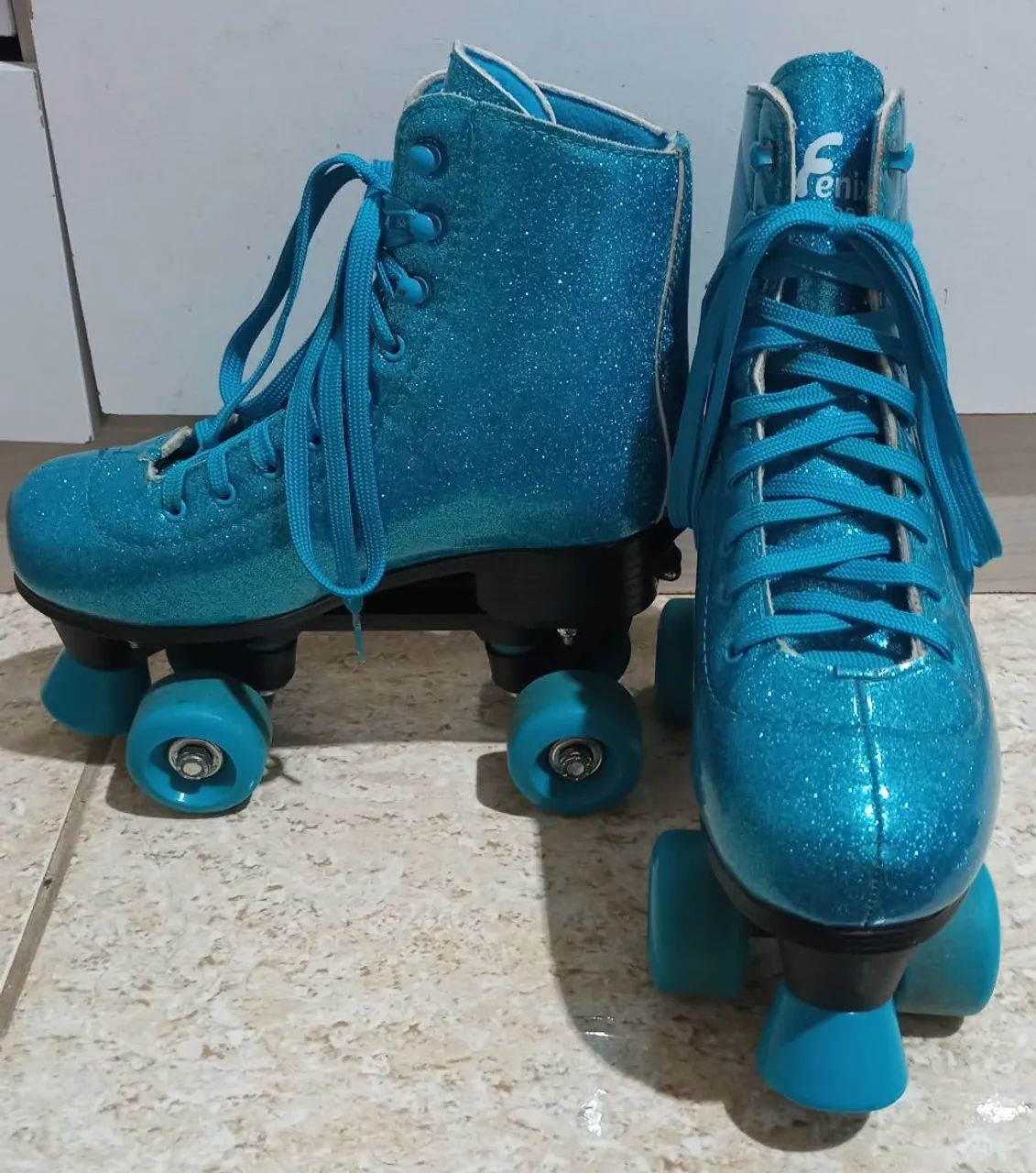 Patins azul, quatro rodas 