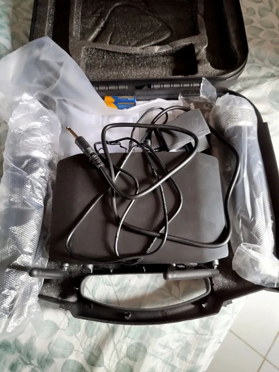 Microfone Sem Fio Duplo De Mão Uhf Mxt Uhf-520m 96 Canais Preto - Foto 2