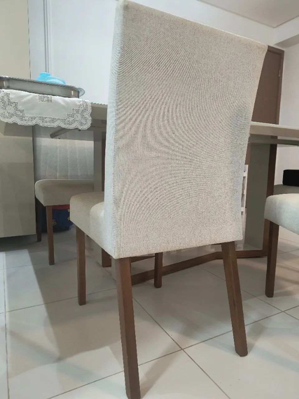 Cadeiras mesa de jantar coberta com linhão bege e feita de madeira na cor mel. - Foto 2