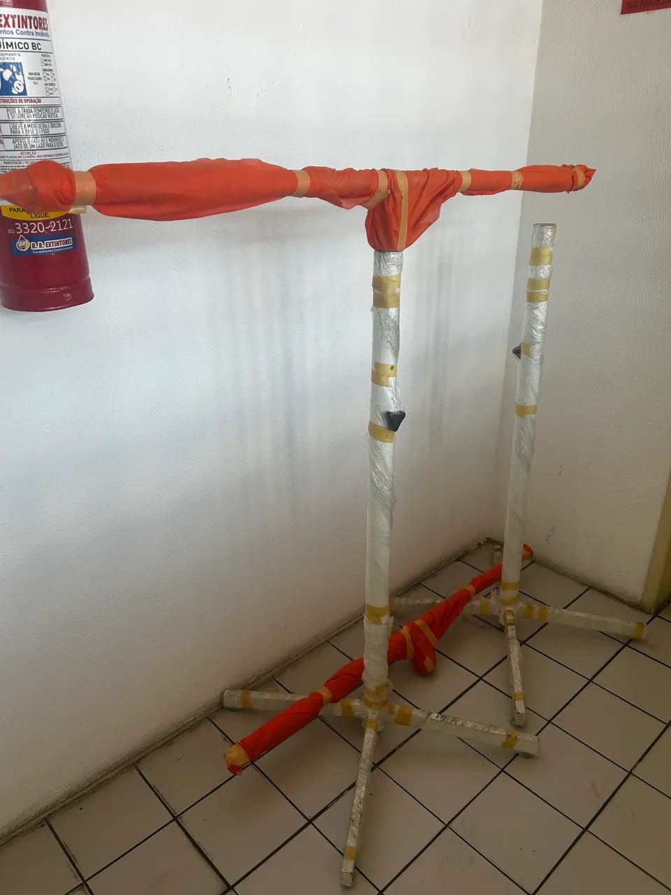 Arara de chão em T - base branca  - Foto 2