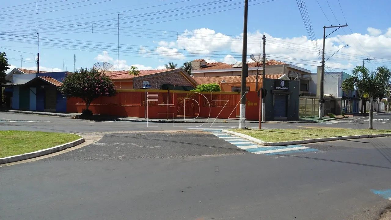 Casa +Salão Comercial praticamente Centro