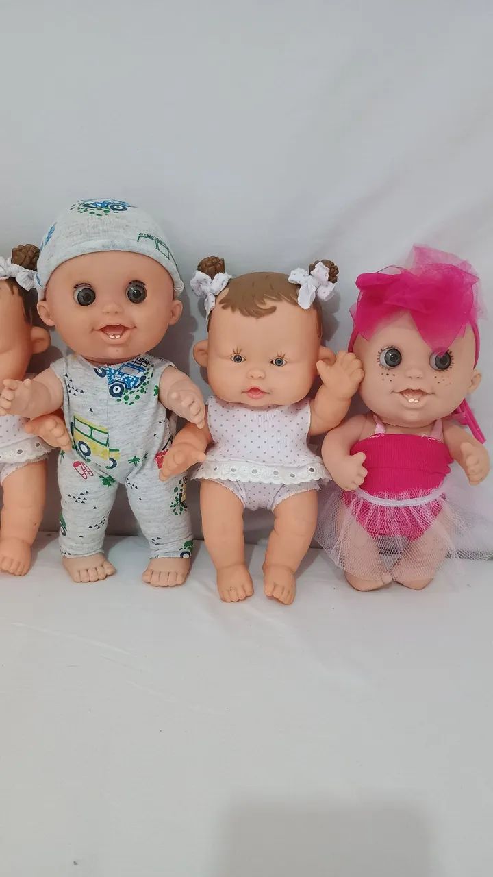 Lote com cinco bonequinhas antigas e diferenciadas inteiras de borracha  - Foto 5
