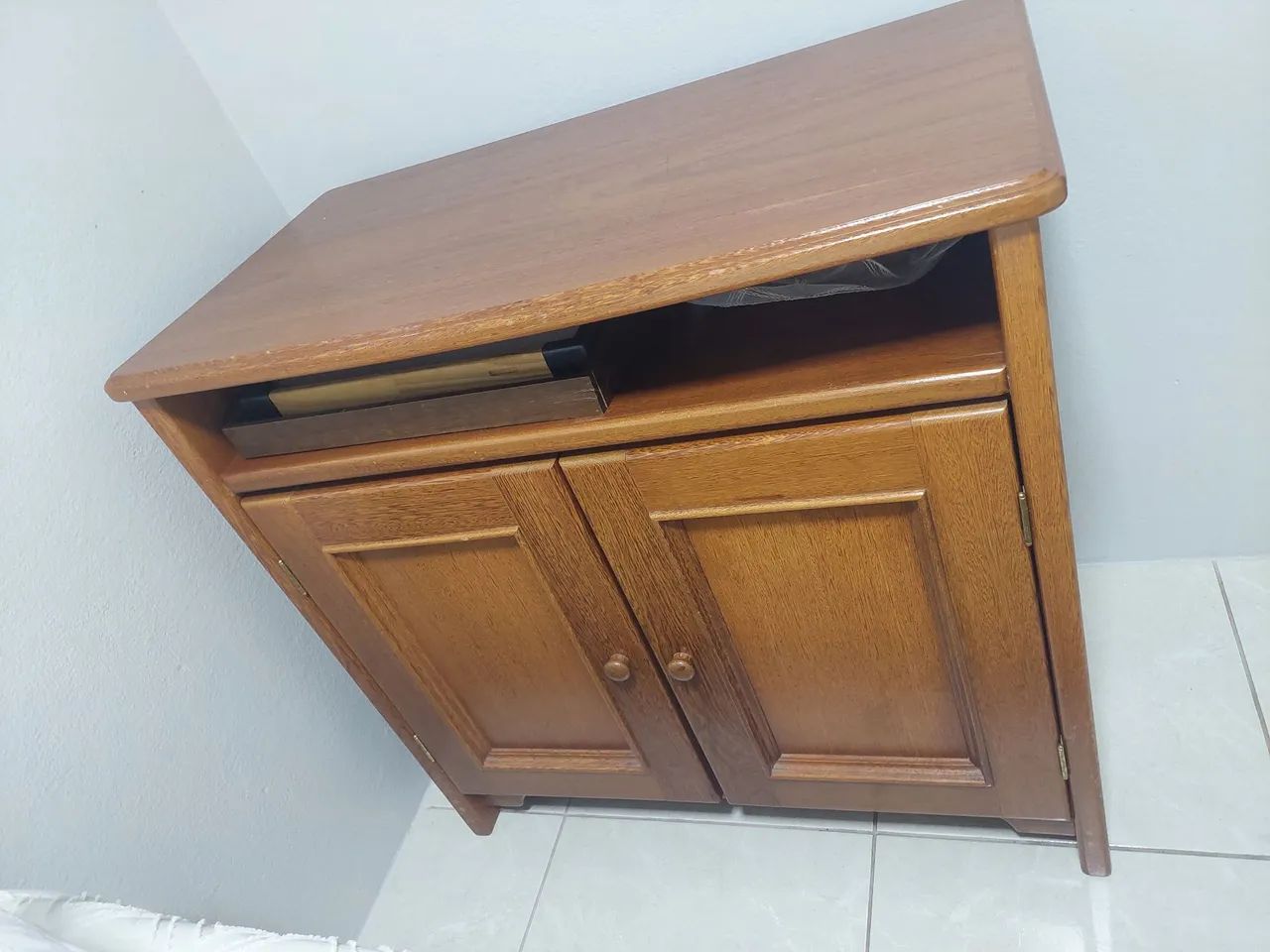 Conjunto em madeira maciça, comoda + criado mudo, super resistente. - Foto 2