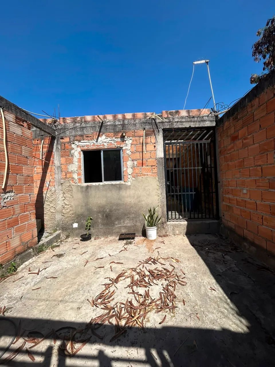 CASA EM ACABAMENTO Á VENDA