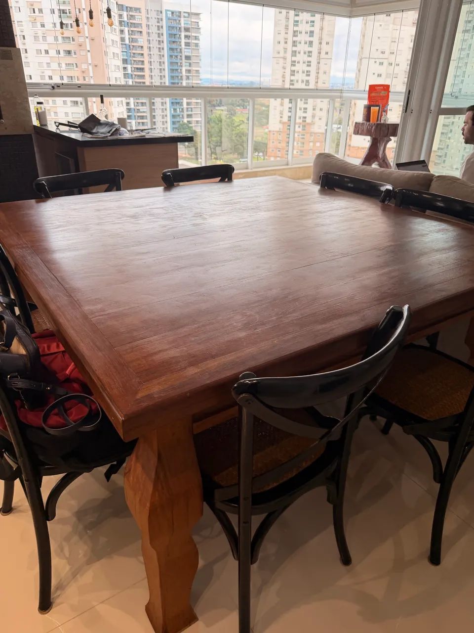Mesa de madeira de 8 lugares com jogo de cadeiras  - Foto 3