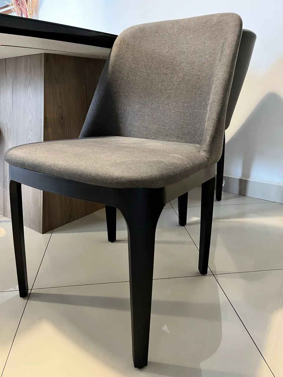 Mesa com tampo de vidro preto e 4 cadeiras - Foto 5