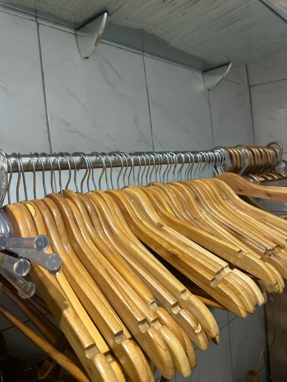 Vende-se cabides de madeira - Foto 2