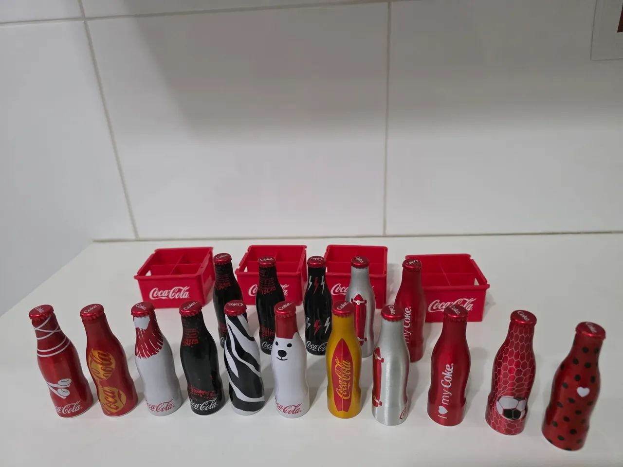 16 Minigarrafinhas comemorativas de Coca-Cola com 4 engradados  - Foto 5
