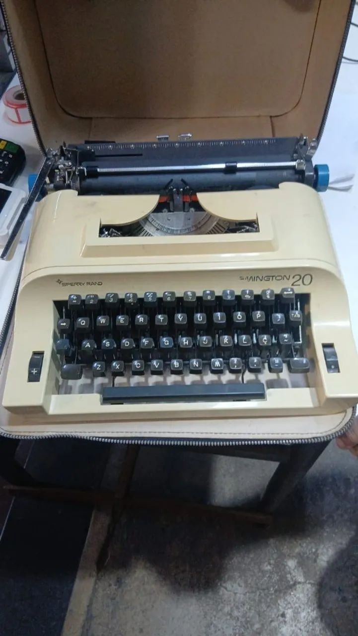 Máquina de escrever Remington 20  com capa. 