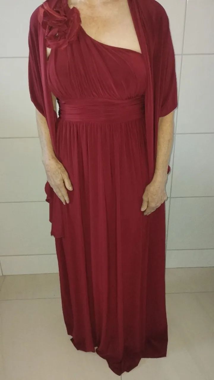 Vestido de festa Bordô de um ombro só, com broche e echarpe 