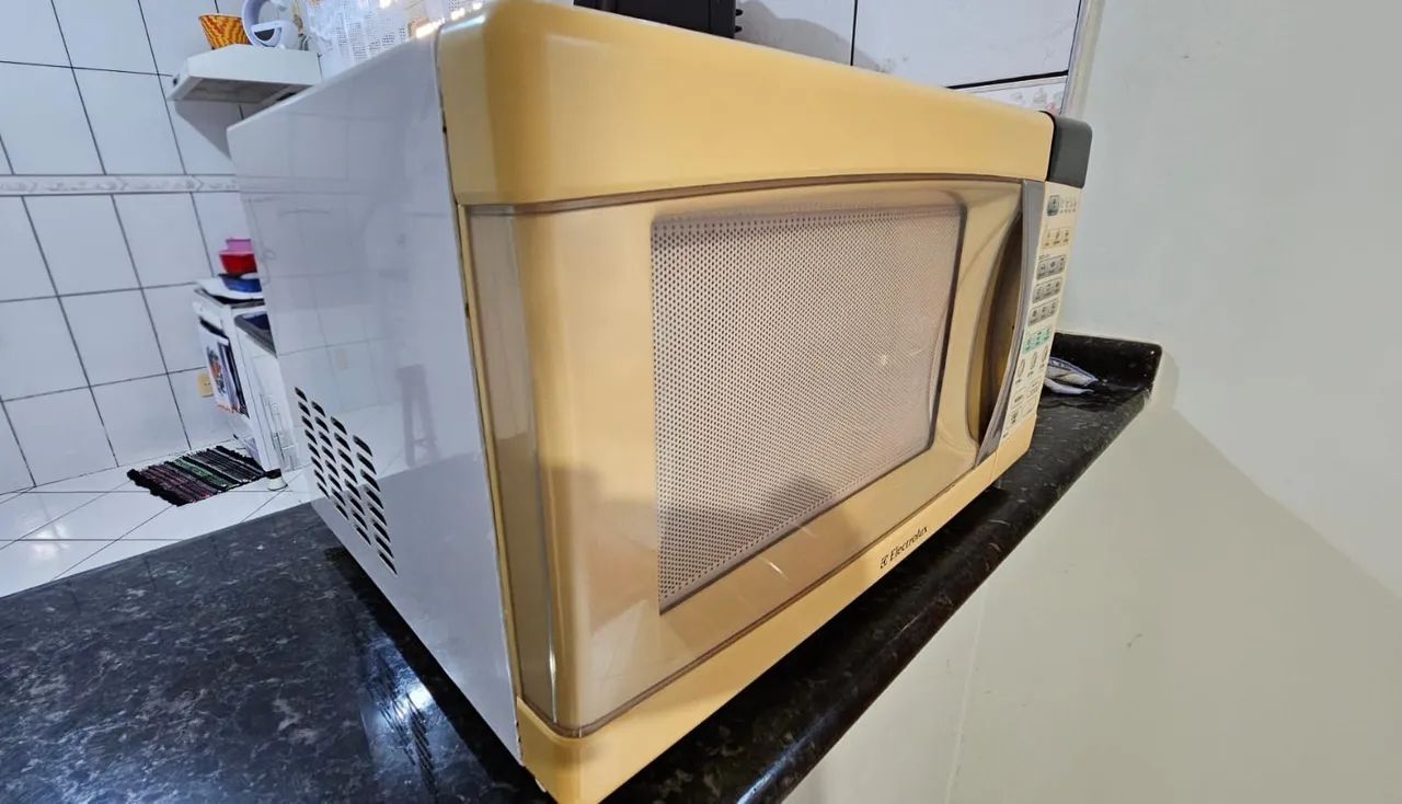 Microondas 21 litros mais suporte de parede.