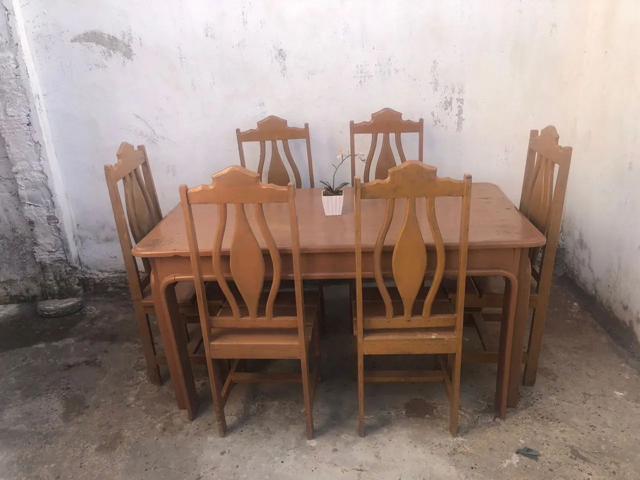 Mesa de madeira angelim pedra semi nova com seis cadeiras pra vim buscar aqui em prazeres  - Foto 3
