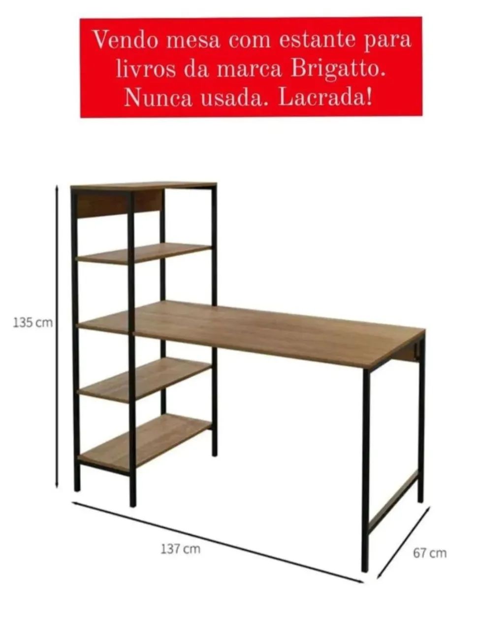 Mesa com estante integrada