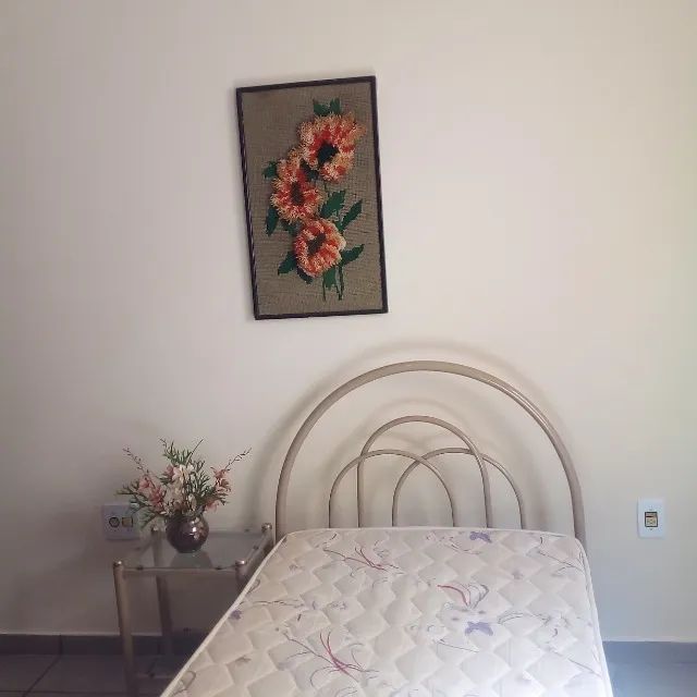 Vendo colchão, criado mudo e  cama de solteiro 
