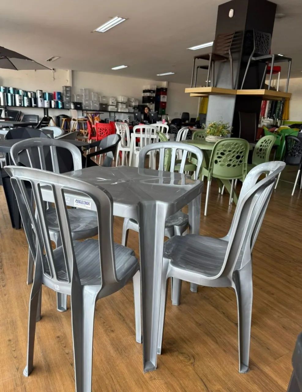 Jogo de Mesa e Cadeiras de Plástico Cinza 182Kg - Foto 2