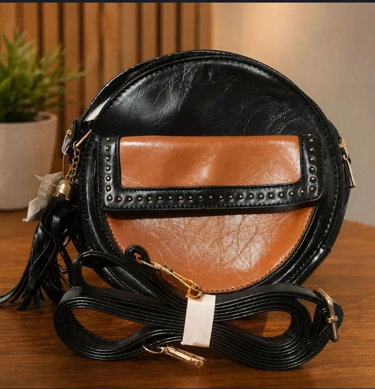 Bolsa Feminina Nova, Amplo Espaço Interno e com Alça