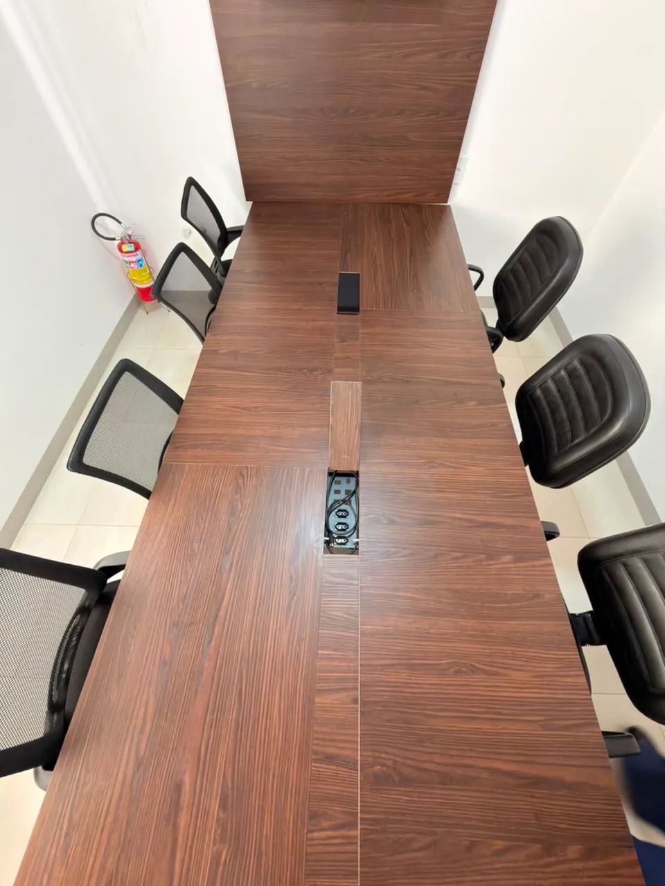 Mesa de reunião com cadeiras e painel - Foto 5