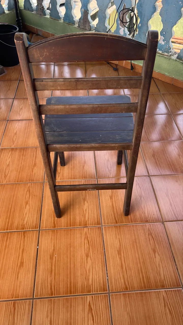 Vendo 10 unidade de cadeiras de madeira cada 50,00