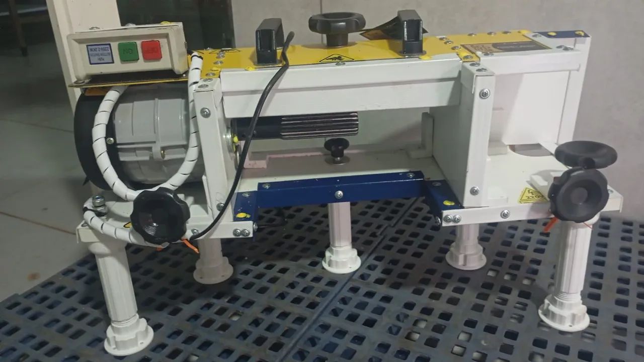 Despeliculadora para retirar a película da polpa do coco seco.