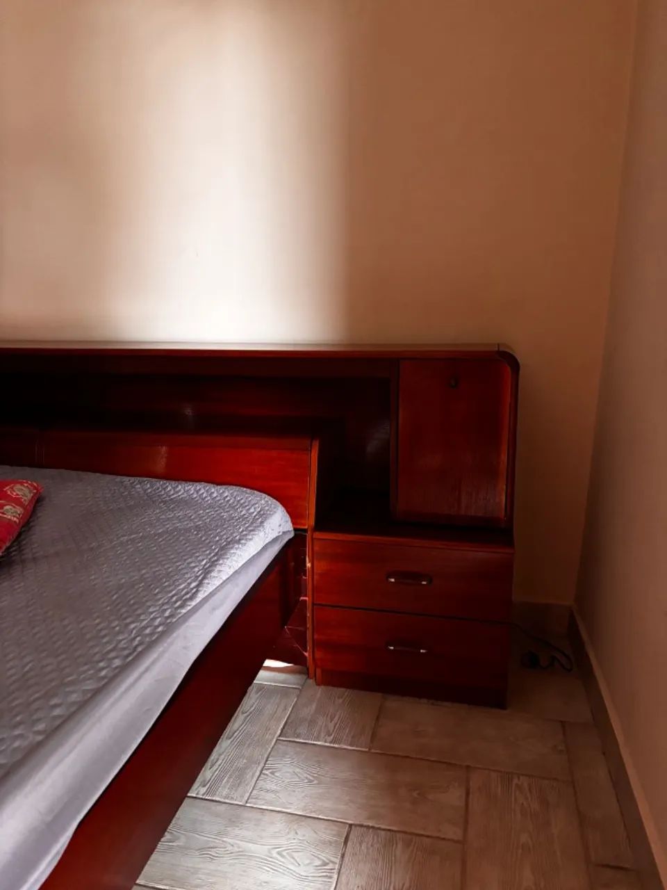 Cama com cabeceira e bau de madeira - Foto 3