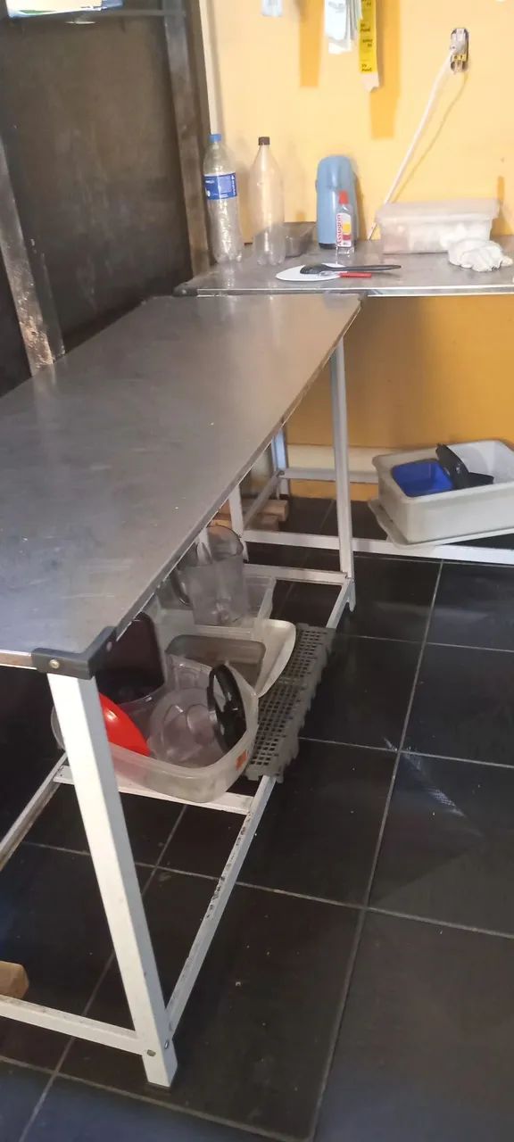 Duas bancadas inox com 120cm.