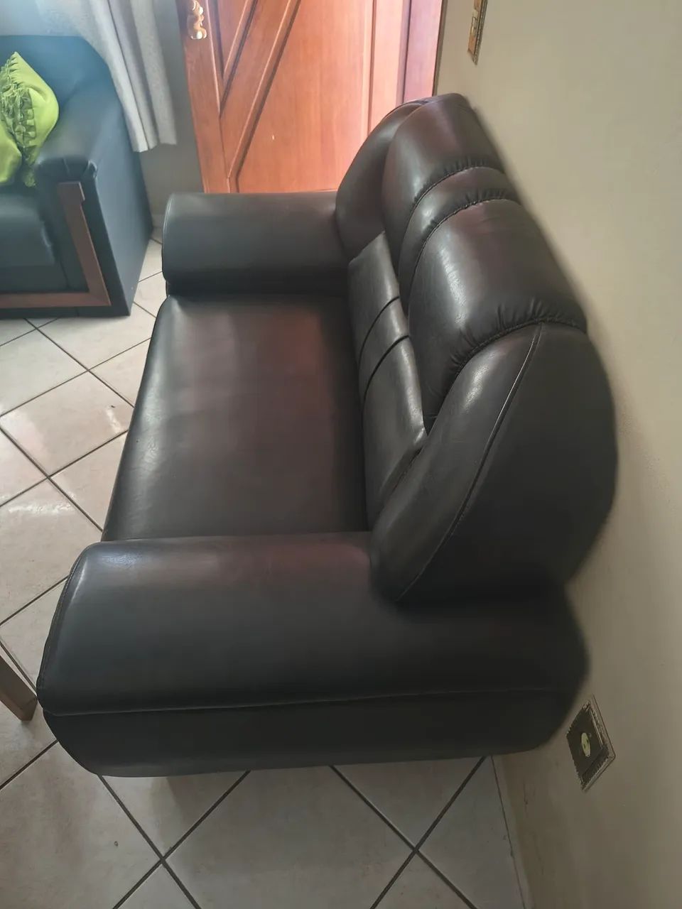 Sofá em Couro Preto  - Confortável e Conservado