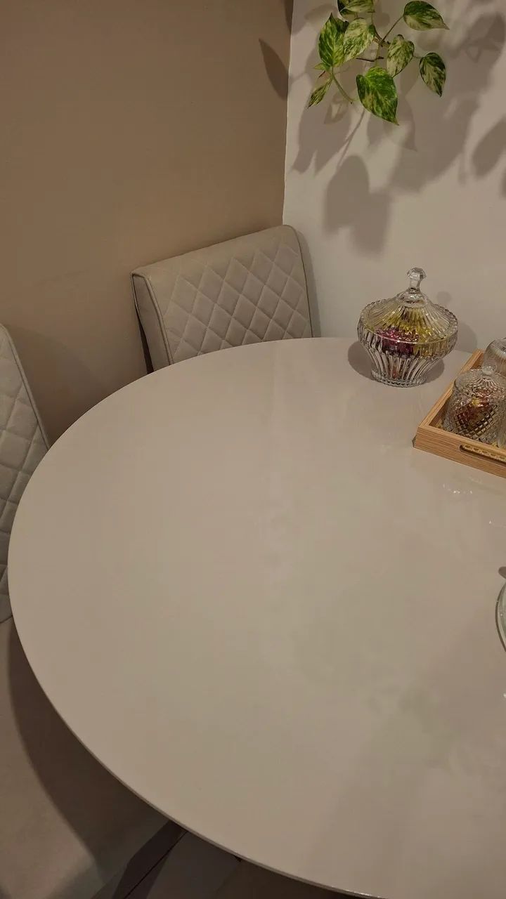 Mesa de 4 lugares com tampa de vidro