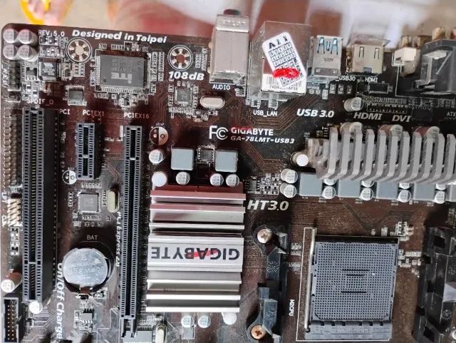 Vendo Placa Mãe GIGABITE AM3+ - Foto 3