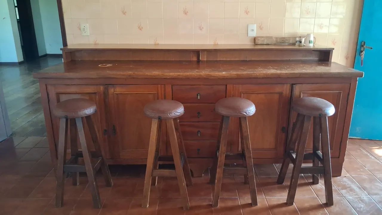 Vendo balcão, com bancos. (madeira maciça)