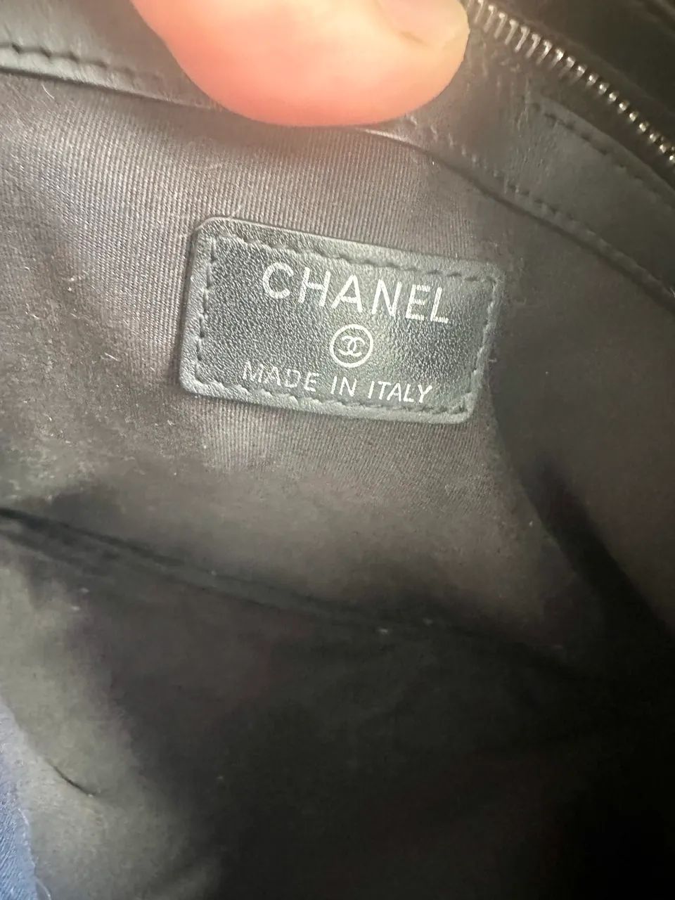 Clutch Chanel Boy O-Case grande em couro caviar acolchoado preto. - Foto 4