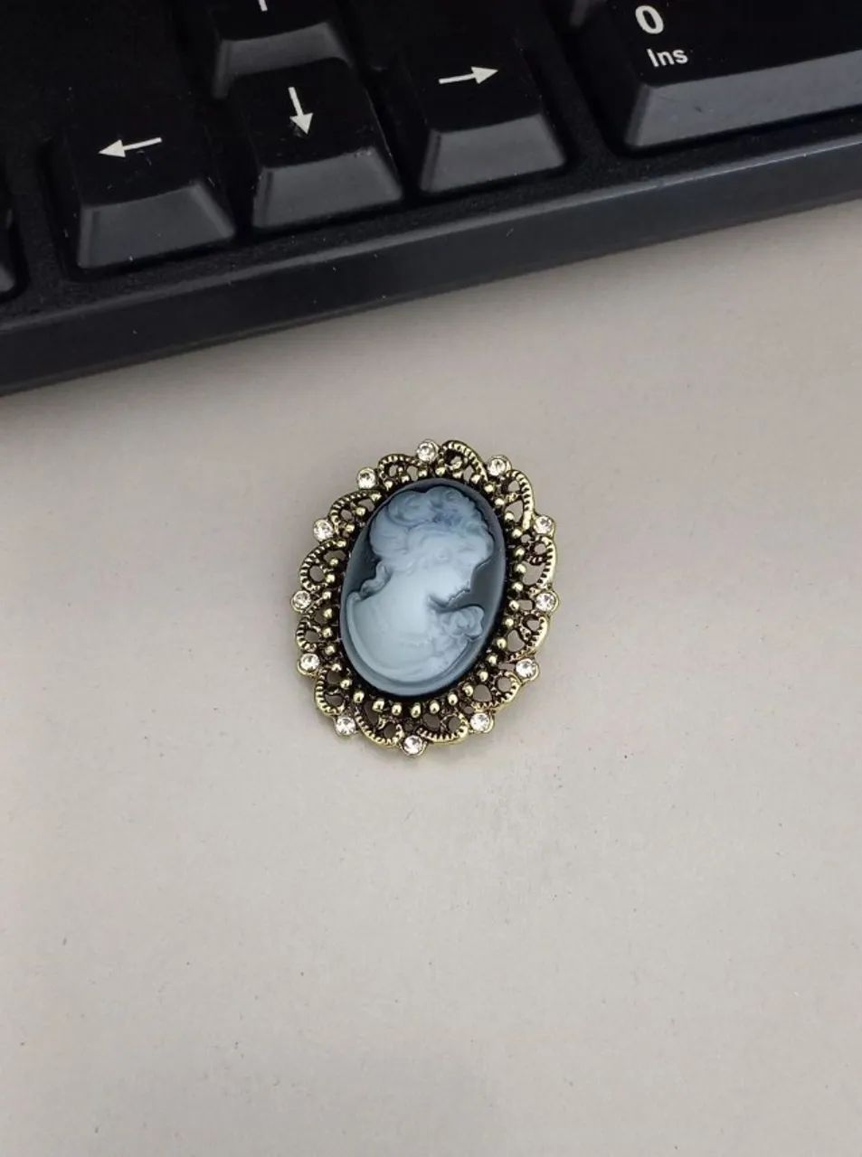 Broche de Camafeu Escuro Detalhe Strass (novo) - Foto 4