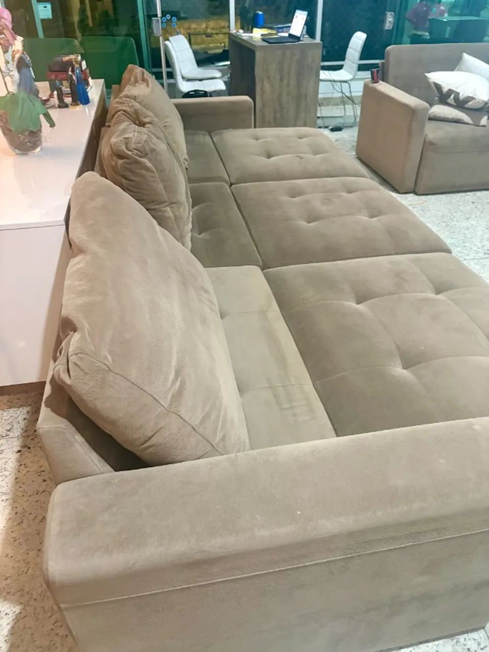 SOFÁ RETRÁTIL/RECLINÁVEL GRANDE - CONFORTÁVEL E ESPAÇOSO EM SUEDE - Foto 5