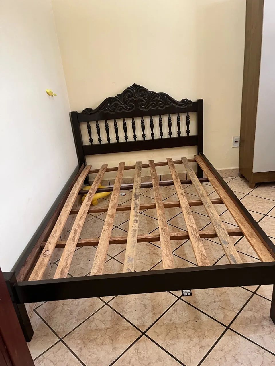 Cama de madeira 