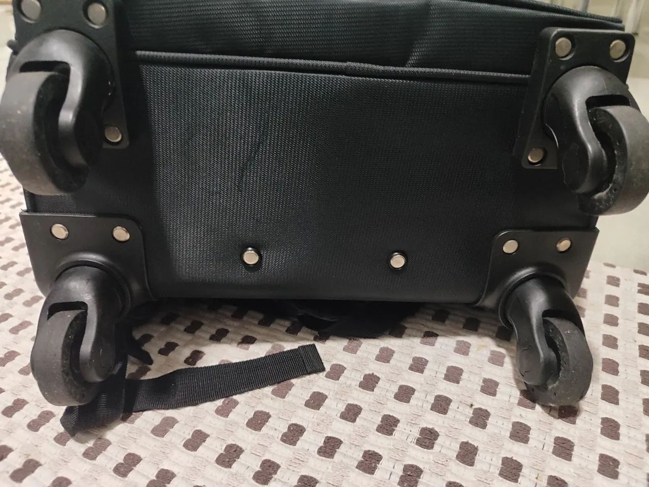 Mochila preta com rodinhas - Foto 4
