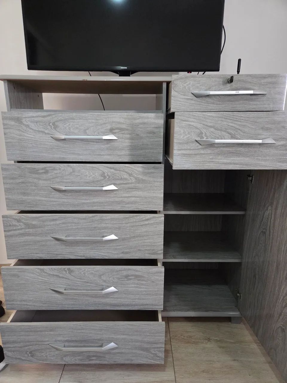 Cômoda Cinza com 7 Gavetas e 1 Porta - Foto 2