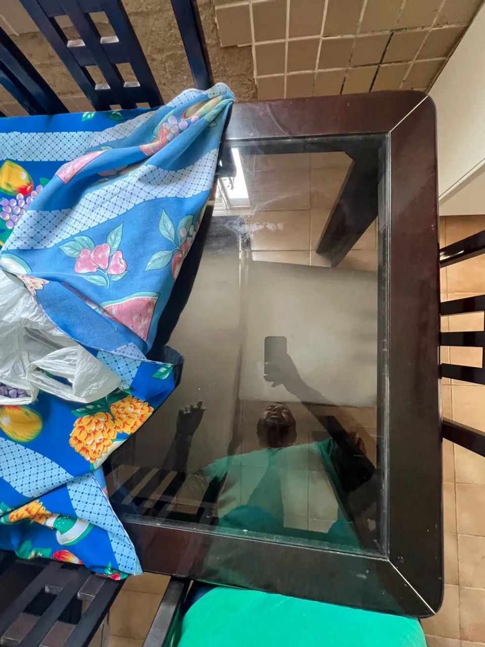 Mesa de madeira com vidro com 6 cadeiras  - Foto 3