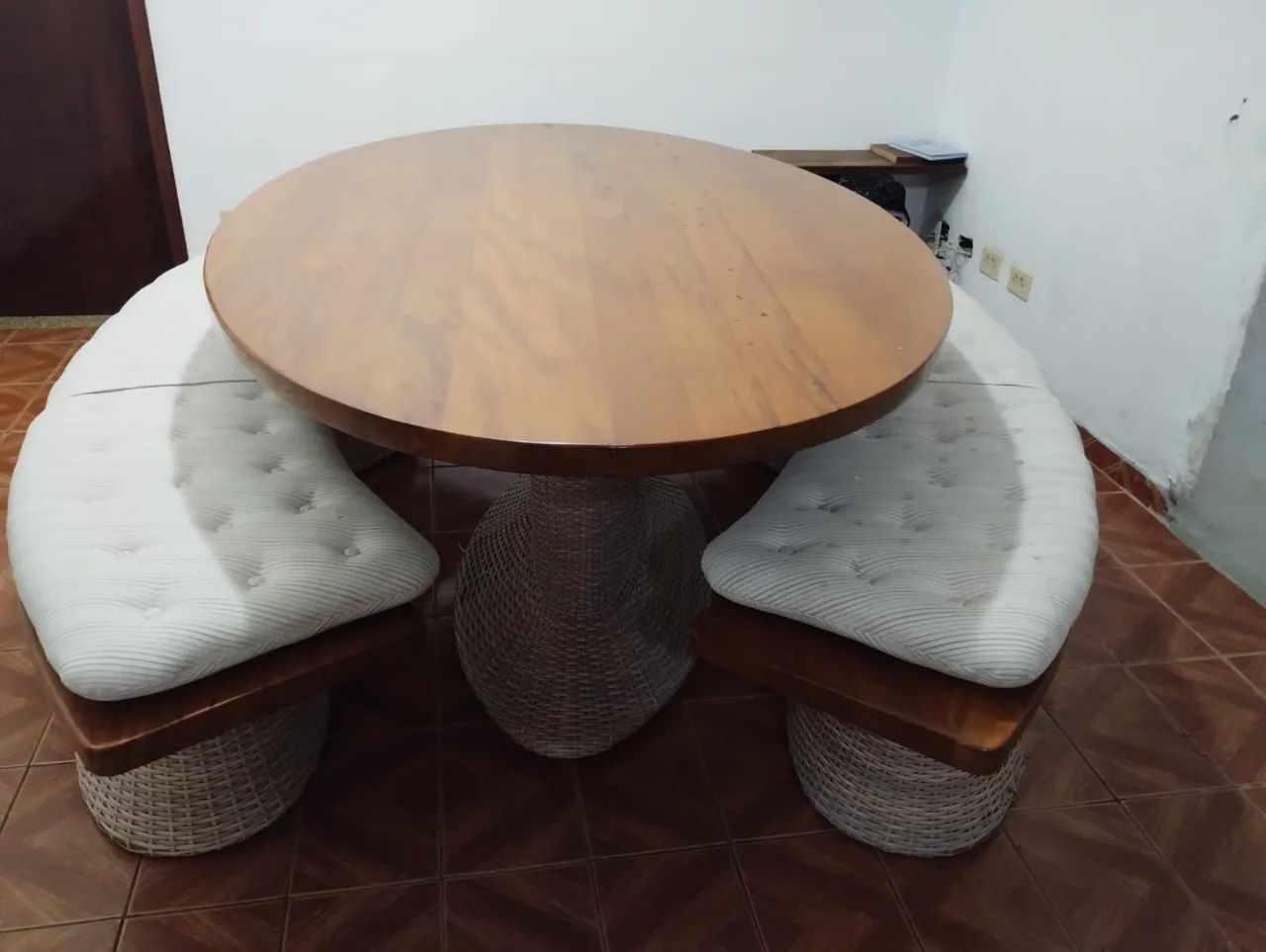 Mesa design oval com dois bancos circulares - Foto 3