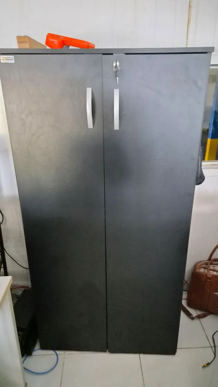 Armário preto empresarial