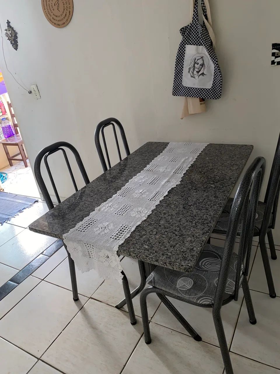 Mesa 4 cadeiras 500 reais 
