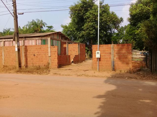 Vendo uma casa ou trocar por carro - Foto 3