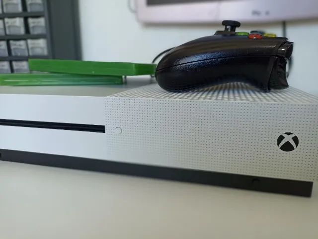 XBOX ONE S 1TB Com Garantia LOJA FABGAMES - Antiguidades - Santa Cruz, Juiz  de Fora 1257160123