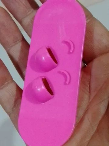 Base suporte com rodinhas para bonecas Polly com sapatos