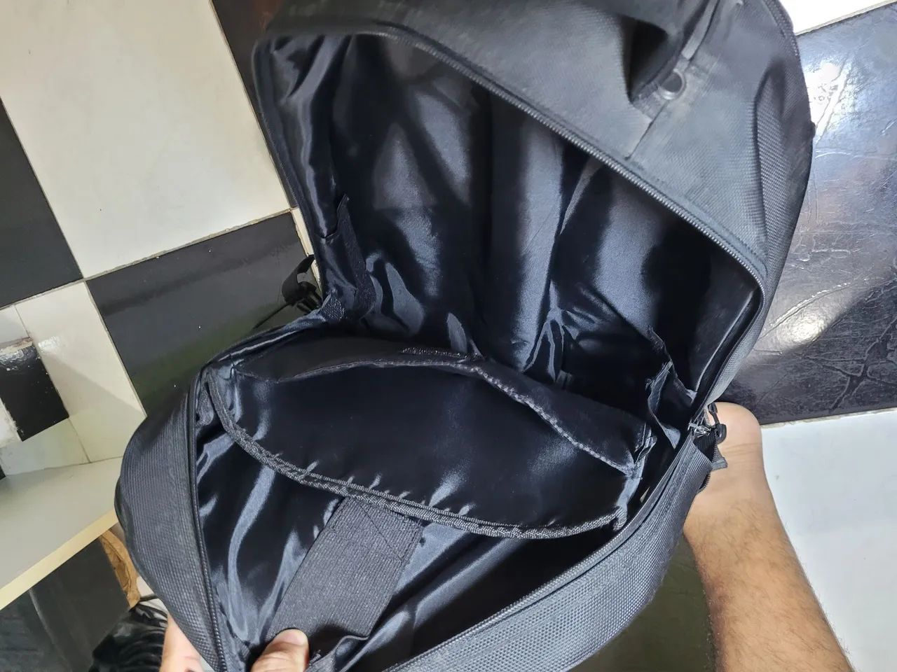 Mochila de rodinha  para notebook - excelente estado - Foto 4
