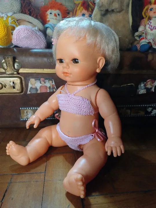 Boneca antiga de vinil com biquíni de crochê - Foto 3