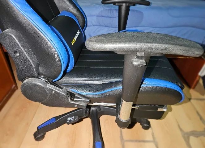 Cadeira Gamer Rivatti Reclinável com Apoio para Pés e Almofadas Couro Preto/Azul - Foto 6