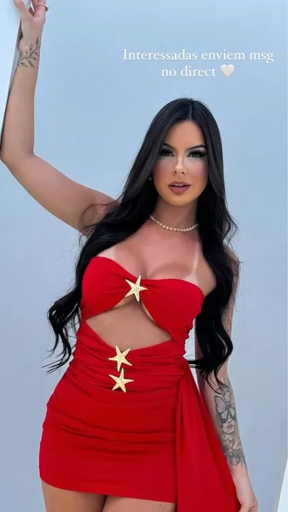 Vestido vermelho sexy com detalhes em estrela marinha