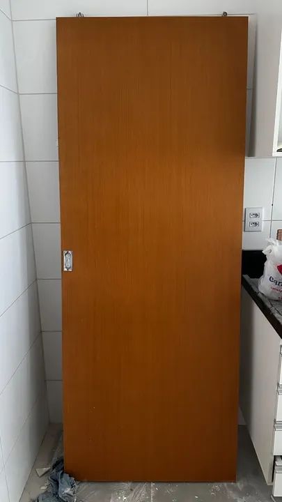 Porta de correr em MDF na cor madeira 