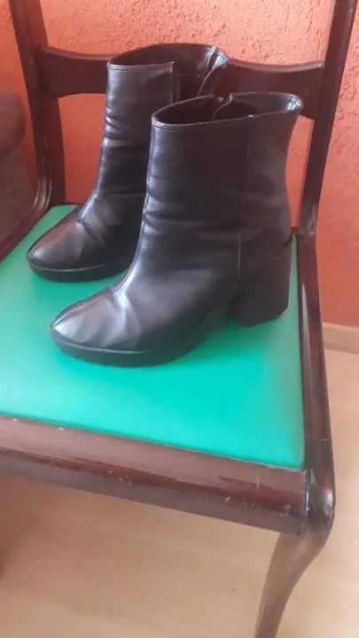 Bota cano curto feminina em couro sintético com zíper nº37 usada