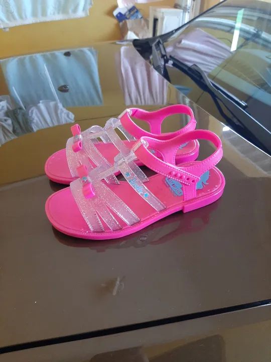 Sandália infantil da Barbie N° 30 nova (Troco por carregador Samsung 25W preto)
